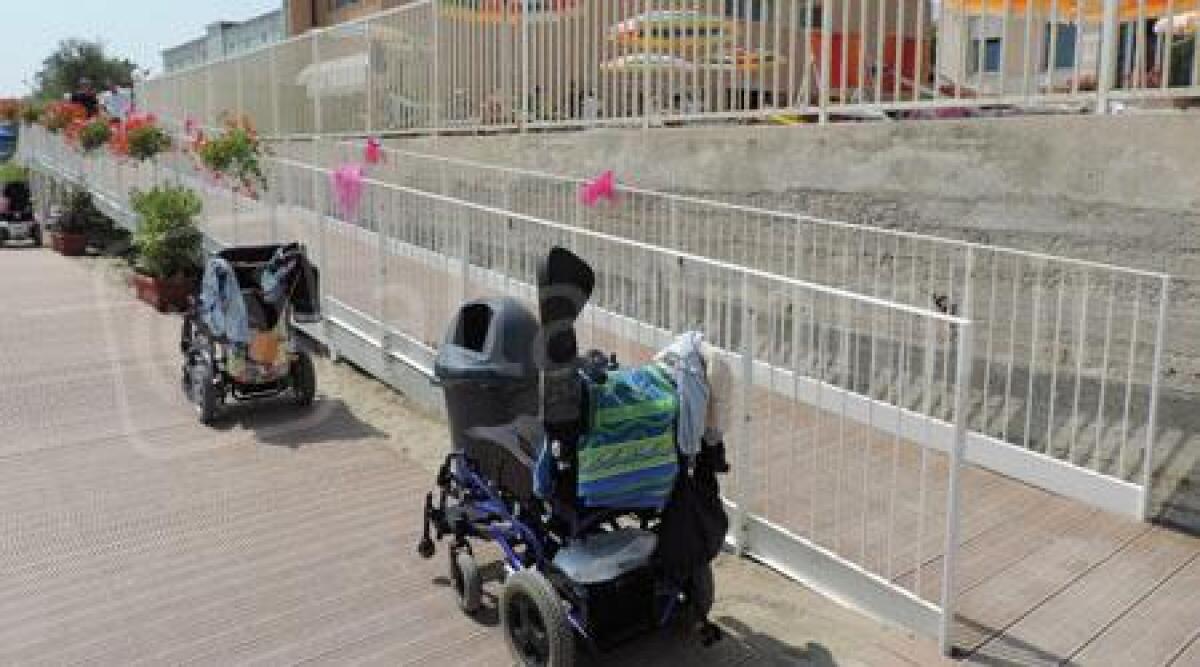 Bellaria, spiaggia accessibile agli ospiti di 'Luce sul mare' con rampa per disabili -