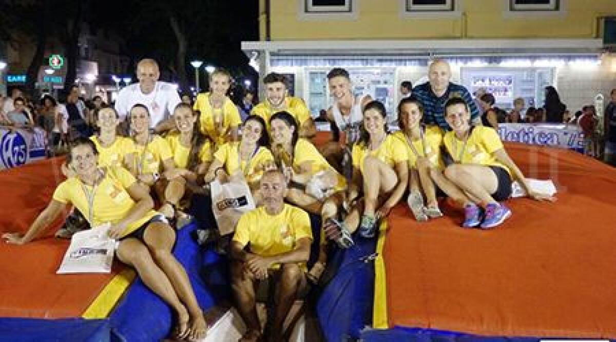 Foto: Mastabon dell'atletica 75, serata dei salti con l'asta in piazza a Cattolica - 