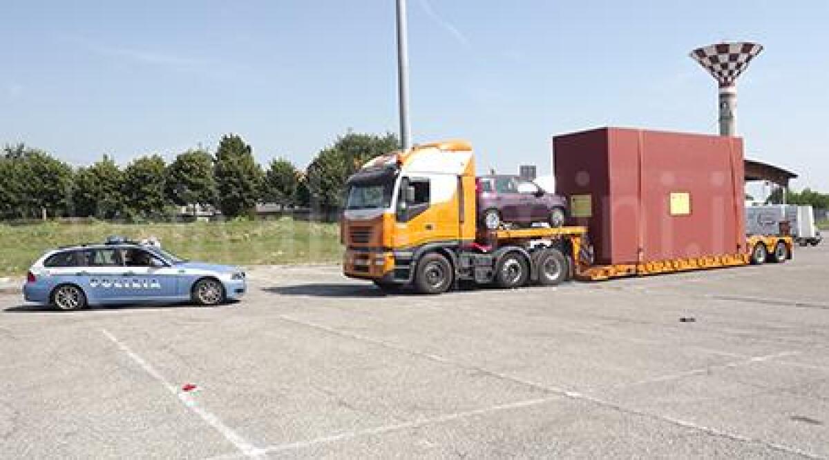 Trasporto eccezionale troppo pesante, caricata anche una Panda: maxi multa - 