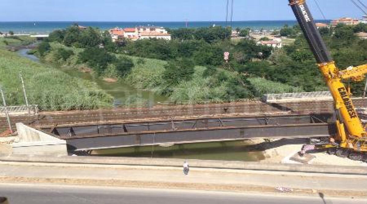 Riccione, Trc: ponte sul fiume Marano, varato l'impalcato, 10 ore di lavoro - 