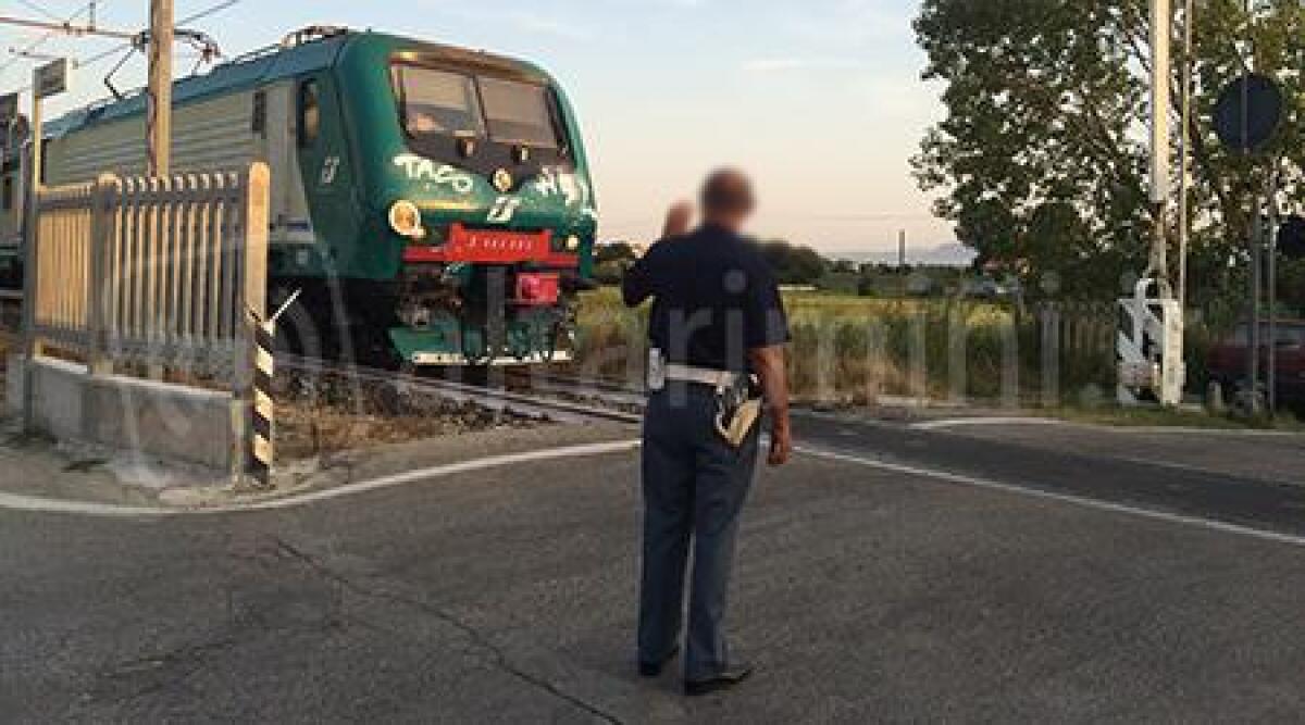Situazione pericolosa a Torre Pedrera, divelta una sbarra del passaggio a livello - 