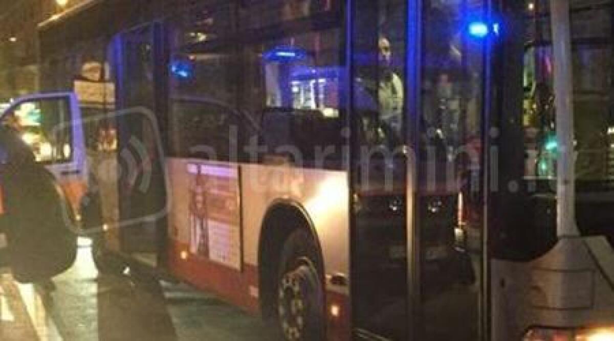 Infastidisce i passeggeri, poi cade alla fermata dell'autobus a Viserba, grave 27enne - 