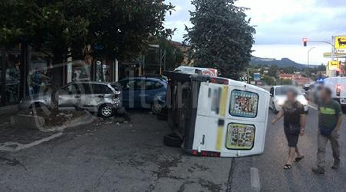 Foto: incredibile schianto a Novafeltria, giocoliere si ribalta con pulmino davanti ferramenta - 