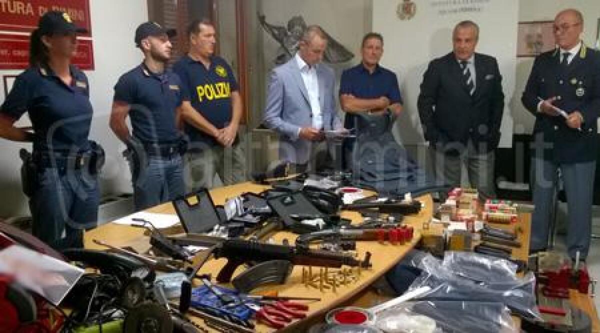 Video: pasticcere di giorno, trafficante di armi la notte. Nel bunker un arsenale da esercito - 
