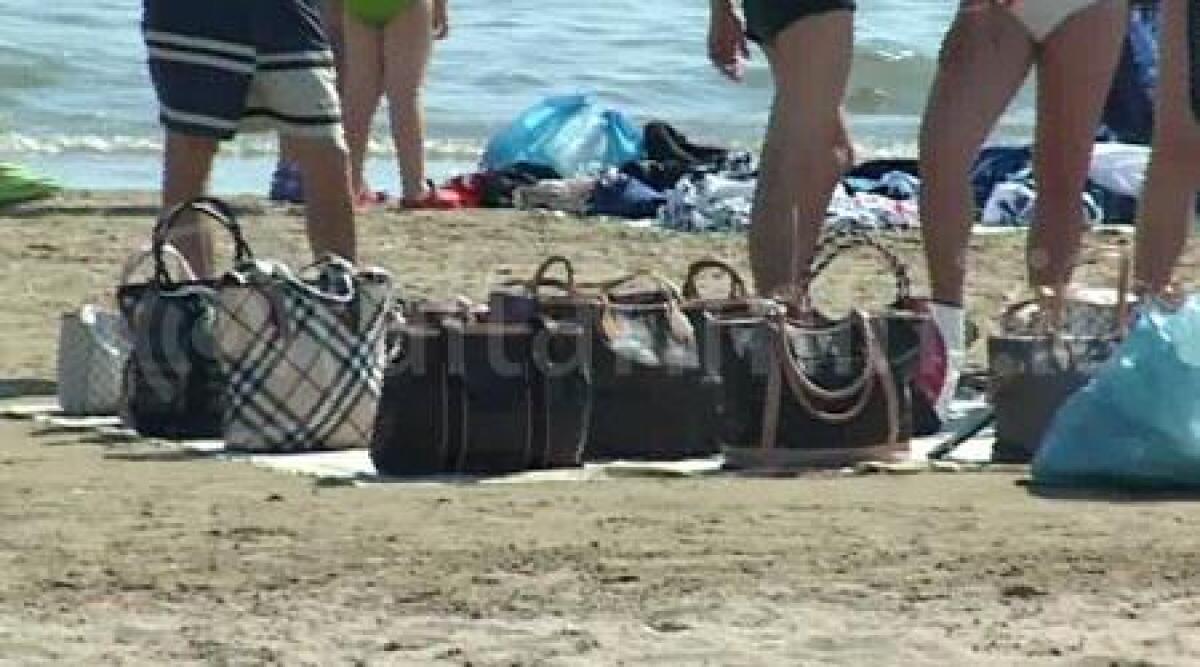 Rimini: acquista borsa 'tarocca' sulla spiaggia, turista stangata con multa da 200 euro - 