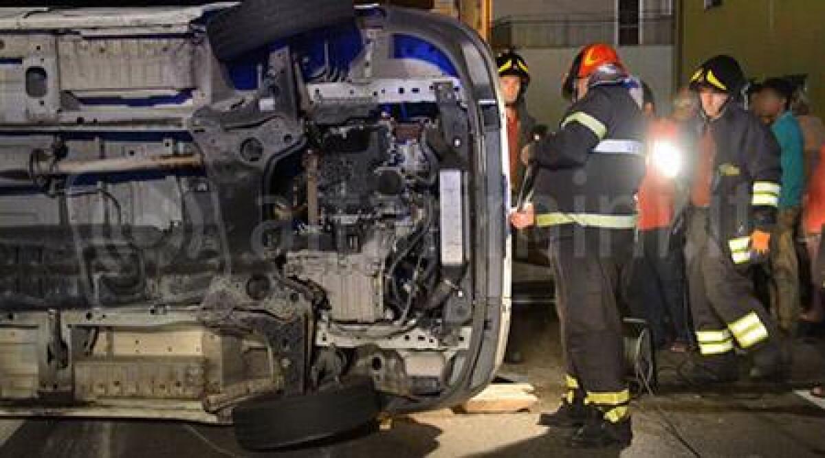 Video: pauroso incidente a Viserbella, furgone si ribalta e auto centra una cancellata -
