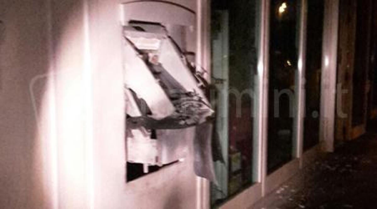 Viserba di Rimini: boato nella notte, banditi fanno saltare un bancomat - 