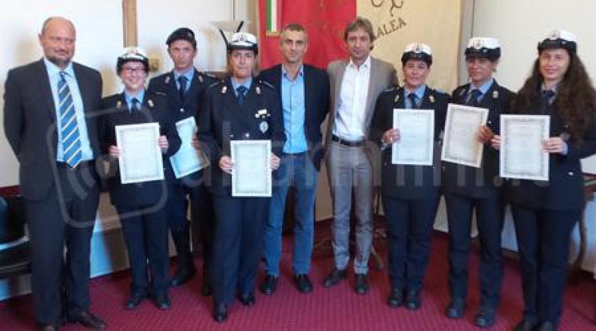Rimini, premiati 6 agenti della Municipale: tra loro salvatori di donna a rischio annegamento - 