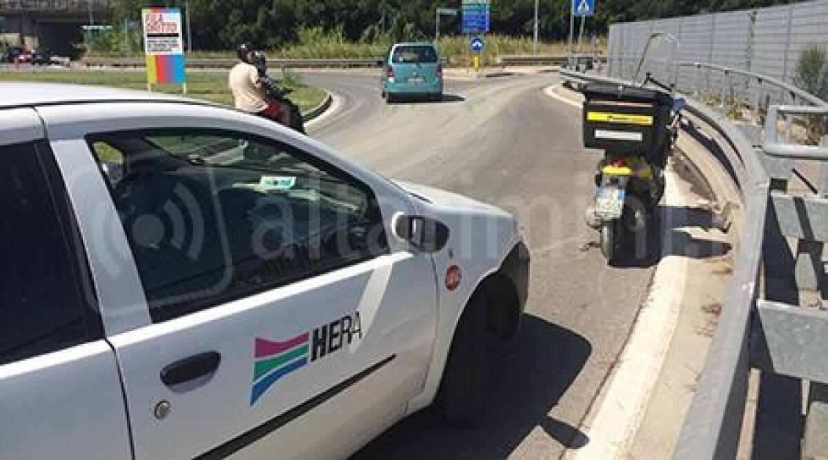 Camion perde liquidi nel tragitto, postino sbanda con lo scooter e cade a terra - 