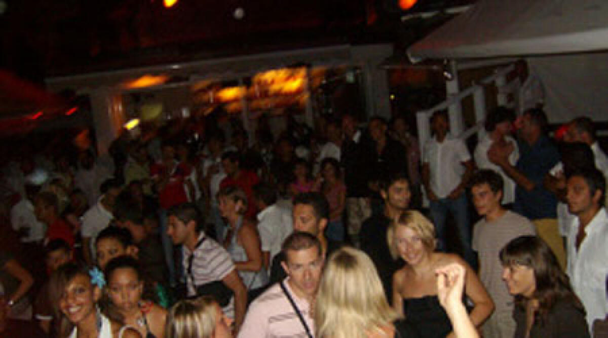 Impegnato a ballare al Marano, ma era ricercato per evasione: arrestato 17enne - 