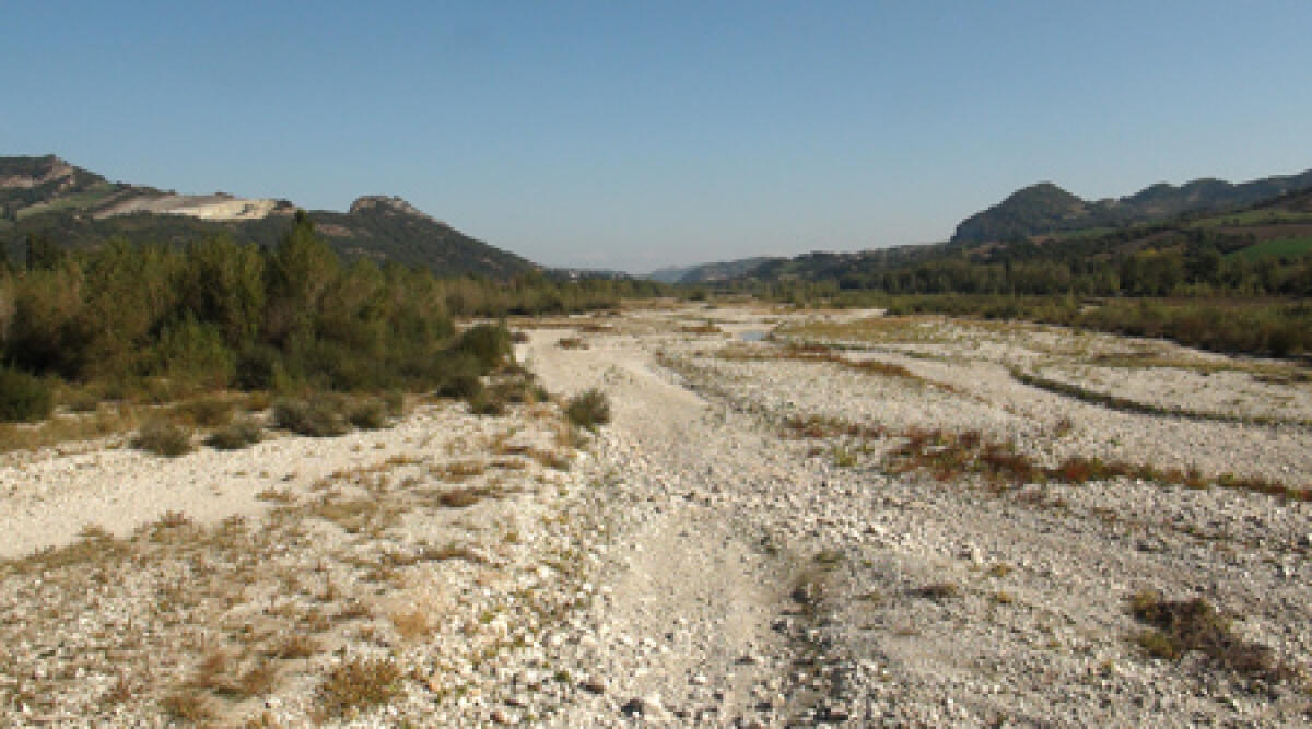 Fiume Marecchia senza acqua, la secca colpisce 8 km da Corpol&ograve; a Rimini - 