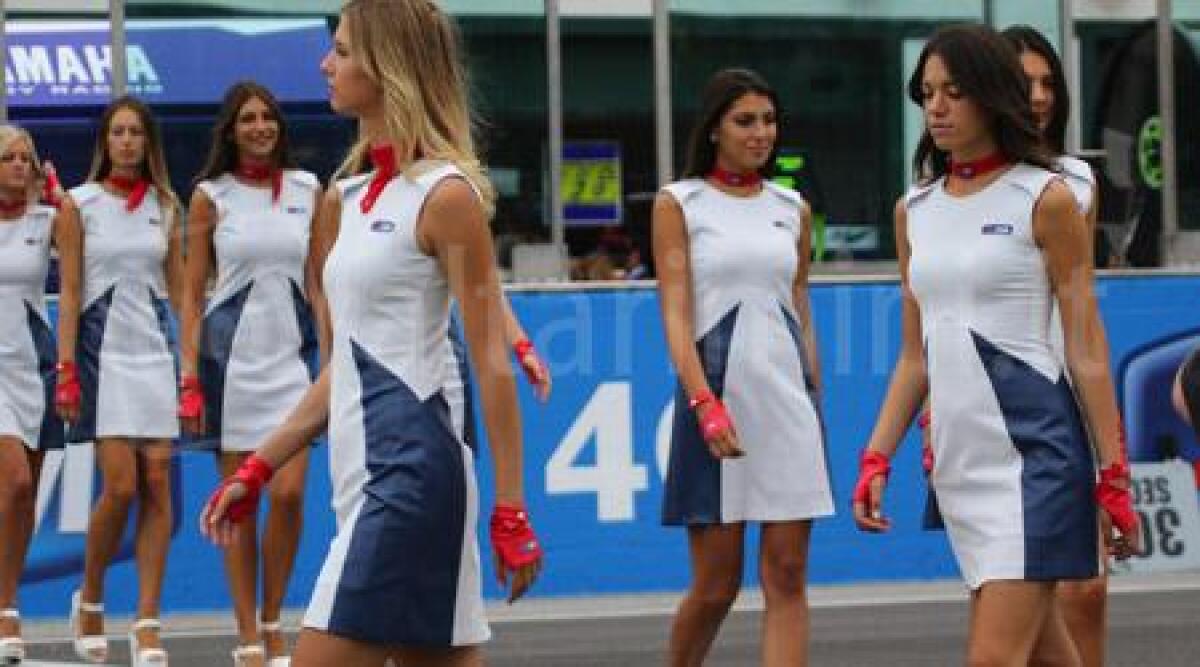 Motogp, bolidi in pista e bellissime ragazze nel paddock: le foto di Dario Aio -