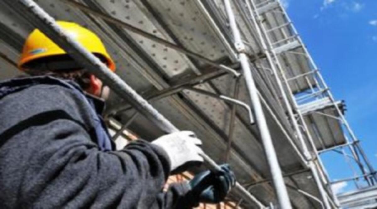 Rimini: giovane operaio cade dal ponteggio, si frattura gamba e bacino - 