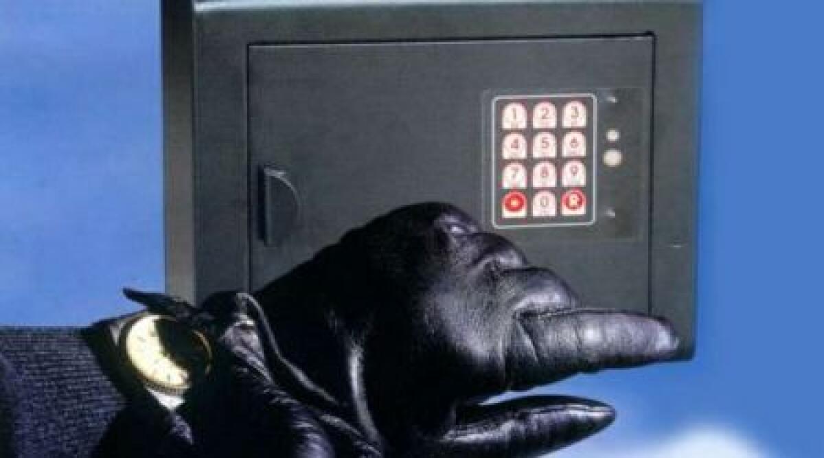 Furto in abitazione, ladri salgono dalla grondaia al primo piano e fuggono con cassaforte -