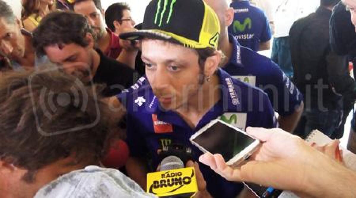 Motogp, intervista a Valentino Rossi: all'ultimo giro Jorge mi ha detto 'ca...o cosa fai' -