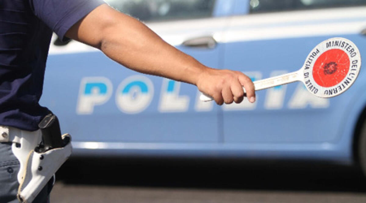 Marocchino ubriaco al volante investe due ciclisti, tampona due auto e fugge via - 