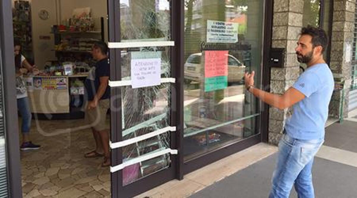 Ladri alla libreria Caimi, sfondato vetro della porta d'ingresso e via con la cassa - 