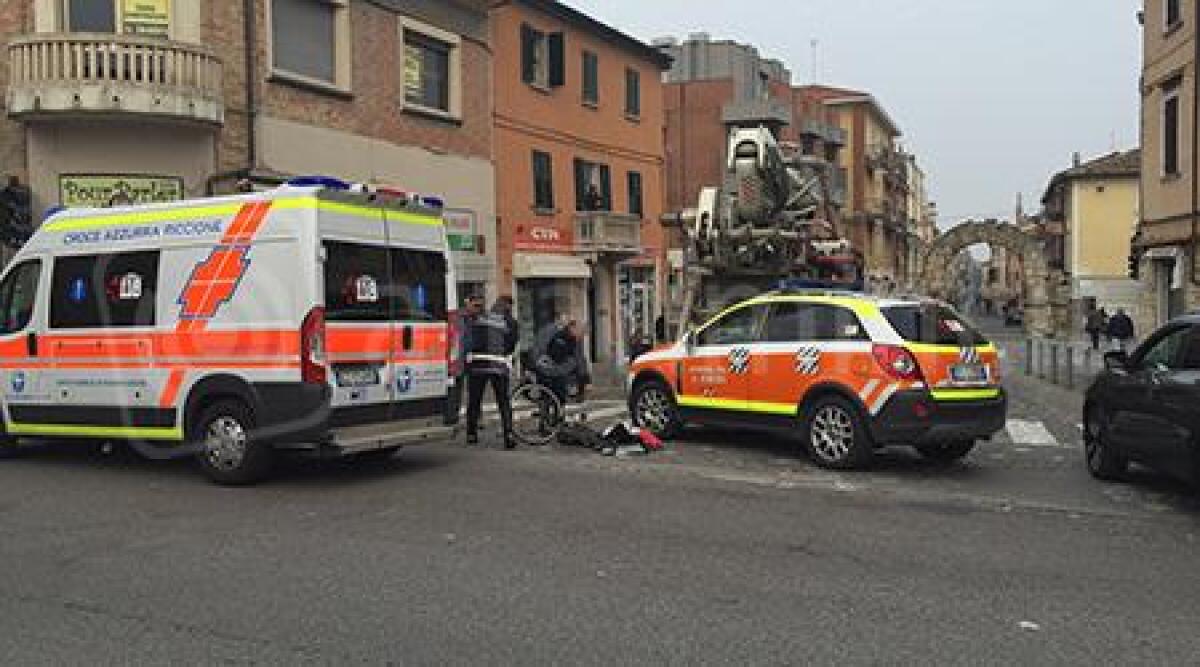 VIDEO: donna in bici travolta da un camion di fronte piazza Mazzini, &egrave; gravissima - 