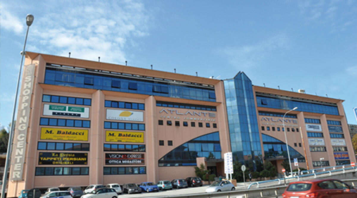 Tragedia al centro commerciale Atlante, 22enne si getta dal tetto e muore - 