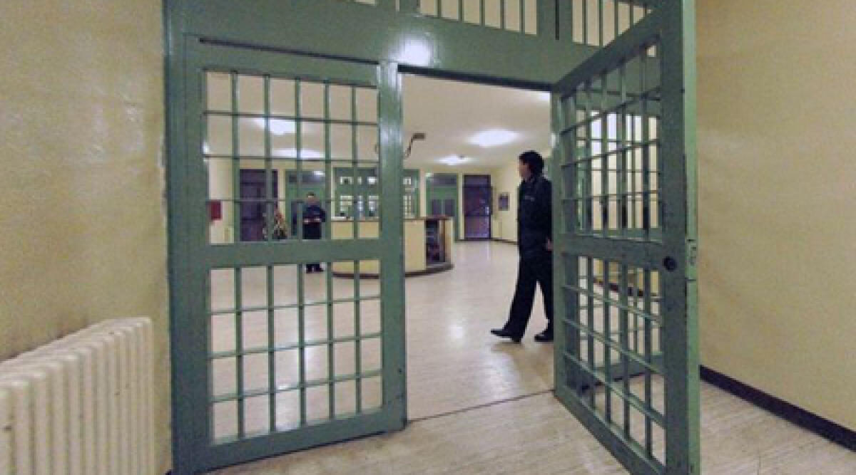 Cella a luci rosse, sesso al carcere di Rimini con i trans: secondino arrestato - 