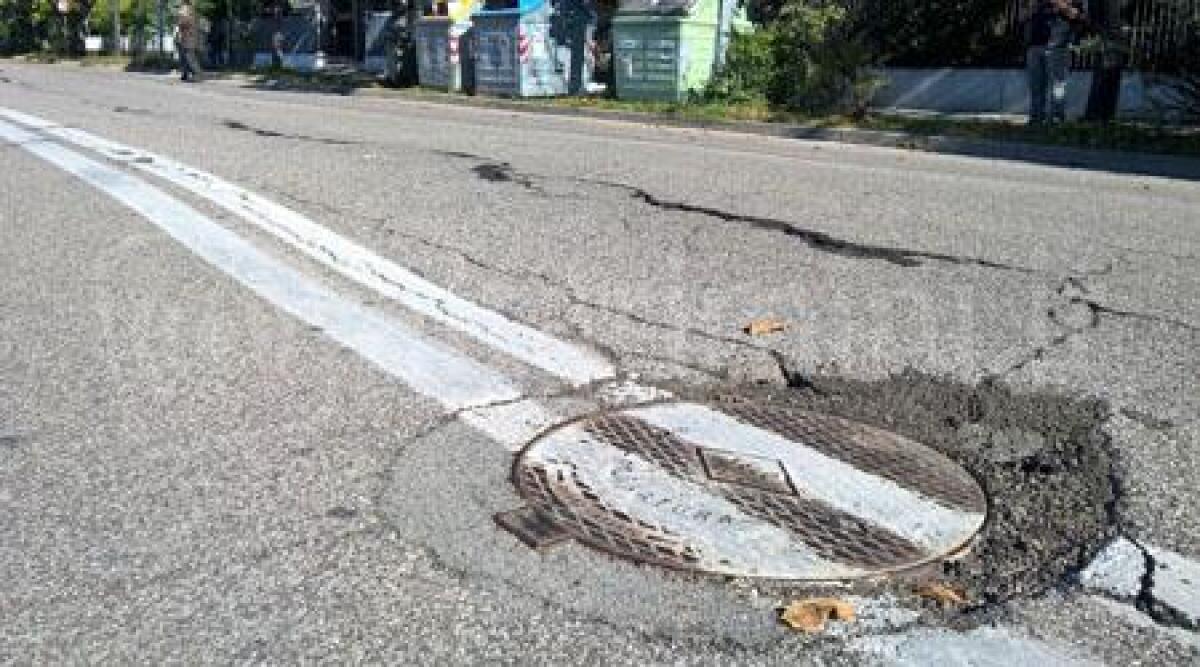 Asfalto deformato dalla 'talpa' meccanica, traffico in tilt: riaperta parte di via Bassi - 