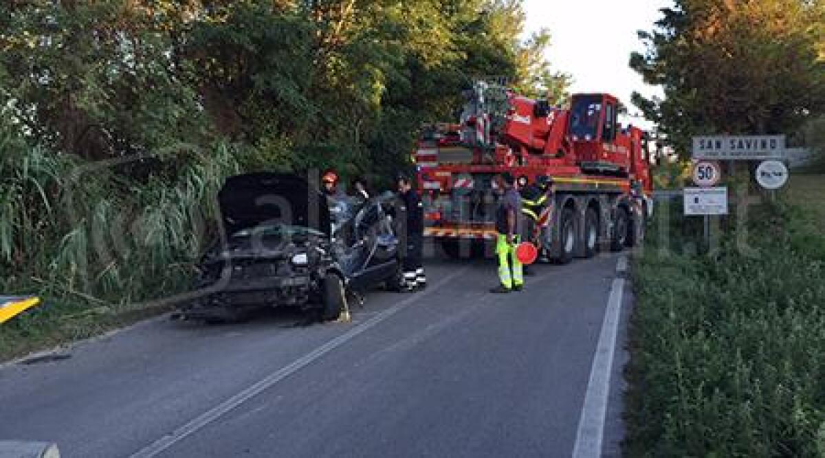 San Savino di Monte Colombo, incidente stradale: auto vola nella scarpata, tre i feriti -