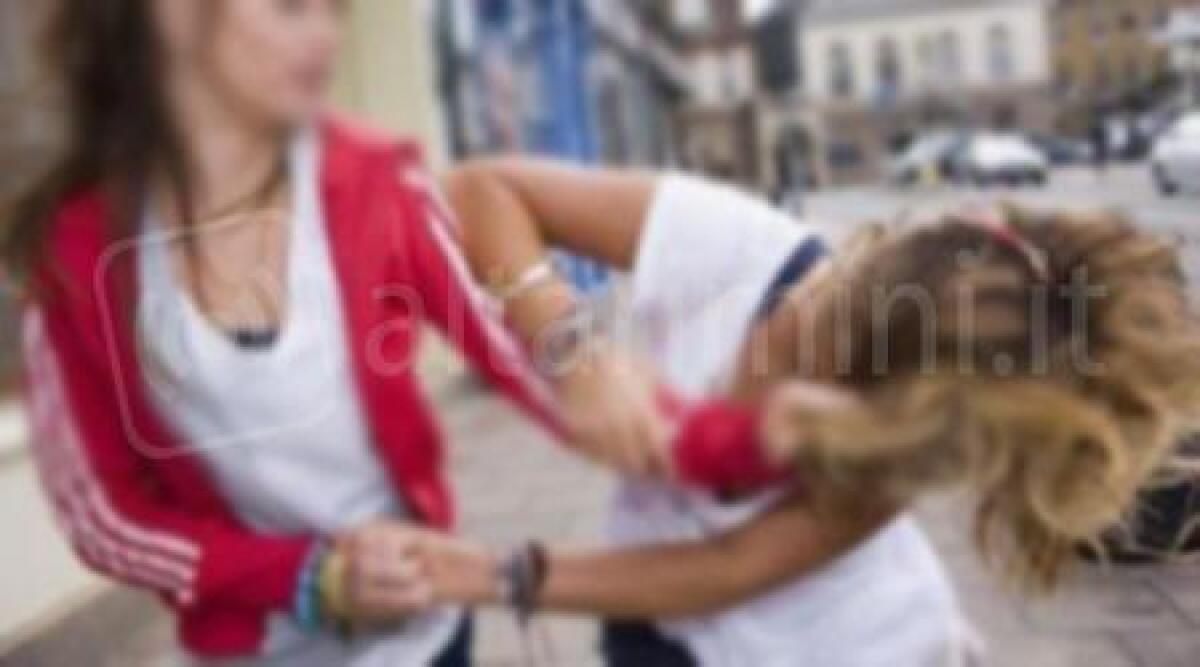 Ragazzine picchiano e strappano capelli a una coetanea, poi la deridono su Facebook - 
