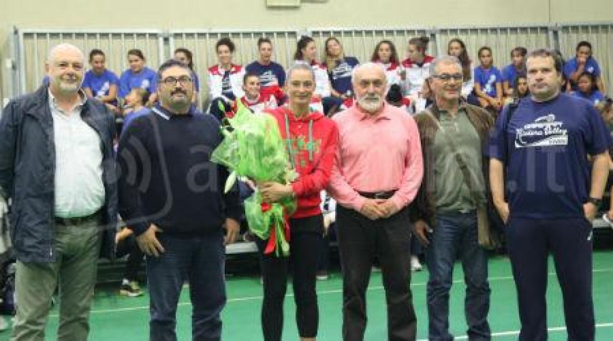 Rimini, la campionessa Maurizia Cacciatori incontra le giovani atlete del Riviera Volley - 
