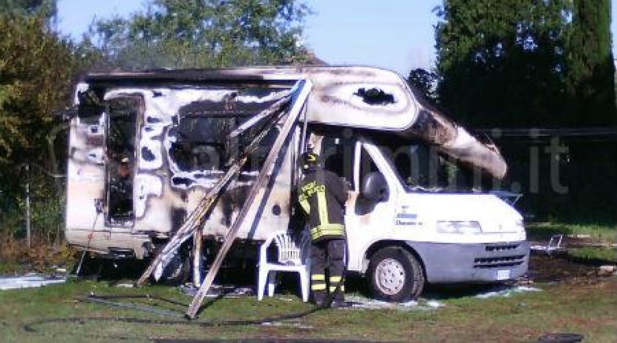 Cattolica: camper nel parcheggio della Coop distrutto dalle fiamme, uomo ustionato - 