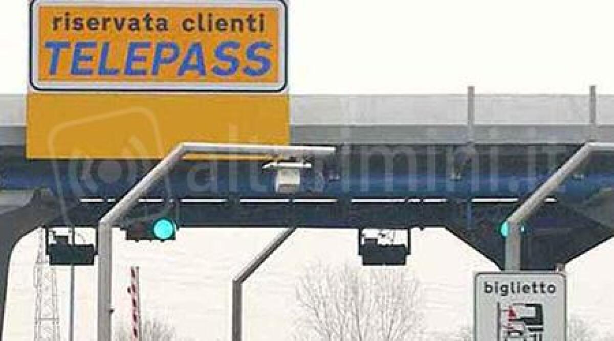 Furti in auto nel riminese, presi di mira anche i telepass - 