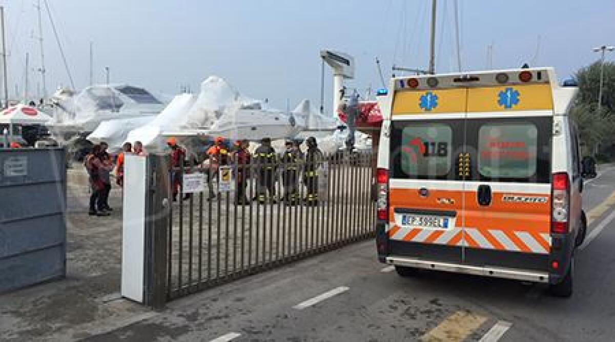 VIDEO: paura al porto di Rimini, 63enne cade in acqua. Salvato dai Vigili del Fuoco, e' grave - 