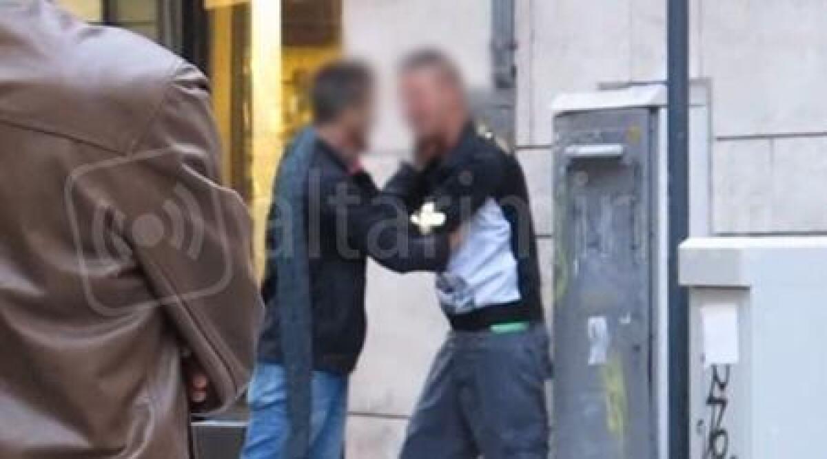 VIDEO LIVE: aggressione in pieno centro a Rimini, pugni e coltellate tra nordafricani -