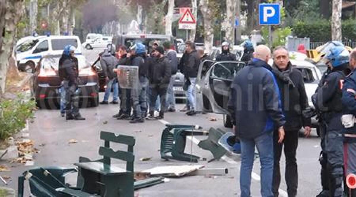 VIDEO: rissa tra tifosi Rimini e del Teramo prima della partita, danni alle auto e arredi bar - 