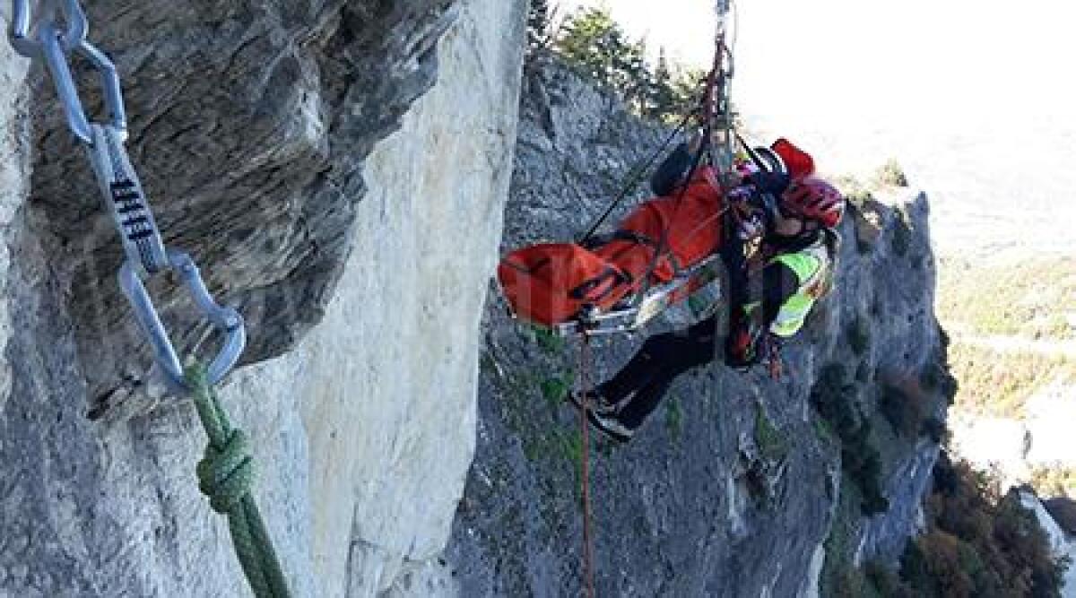Soccorso alpino 'salva' due scalatori sulla parete della rupe di San Leo alta 100 metri -