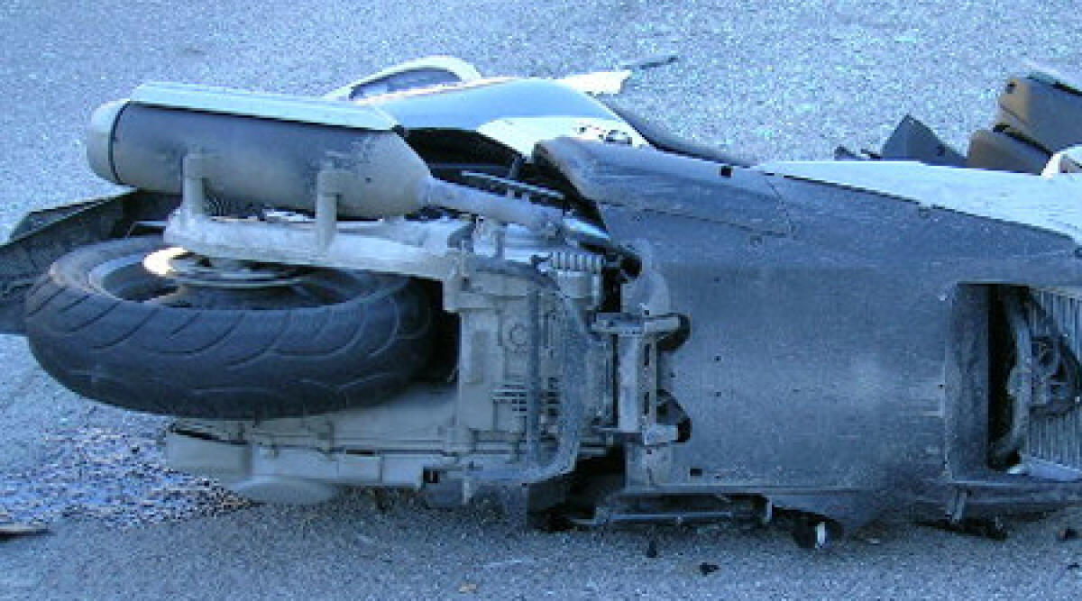 Incidente a Rimini, cadono dallo scooter alla rotonda delle Befane, due feriti - 