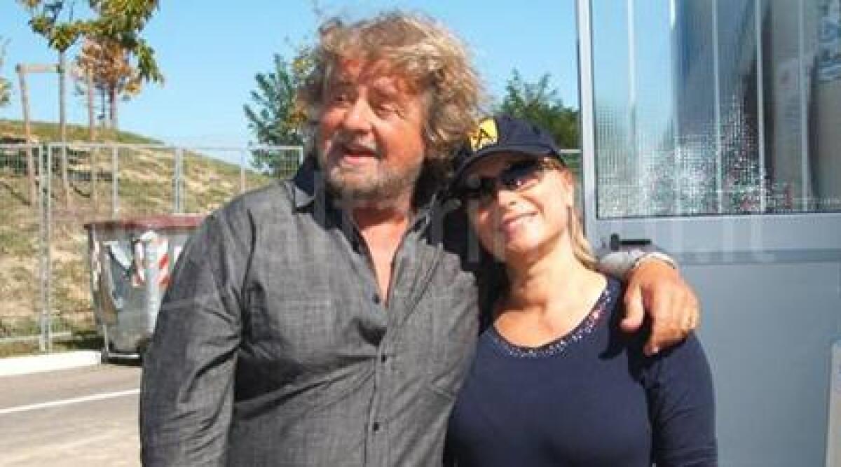 Ex moglie Beppe Grillo, potrebbe correre per le comunali di Rimini, infuriano le polemiche -