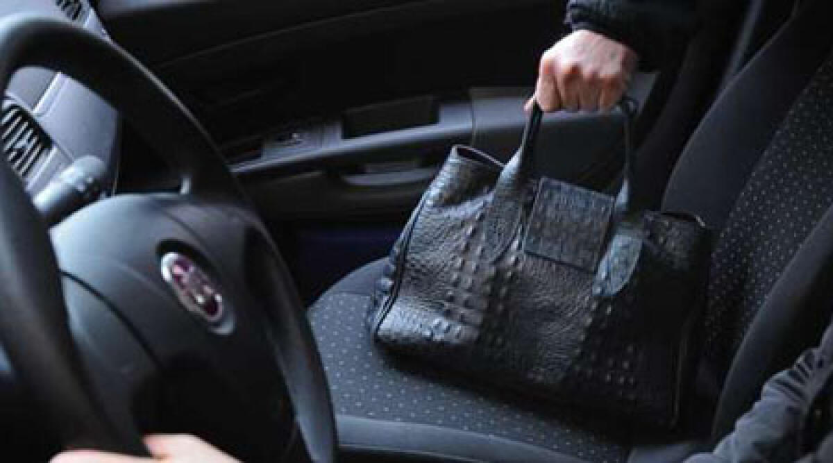 Punta un'auto con finestrino abbassato per rubare, straniero colto sul fatto - 