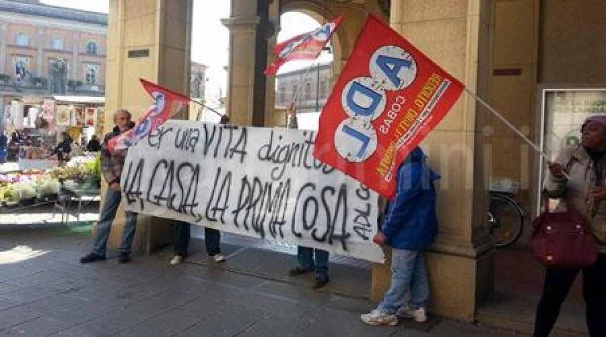 Santarcangelo, volantinaggio attivisti e senzatetto per reclamare il diritto all'abitazione -