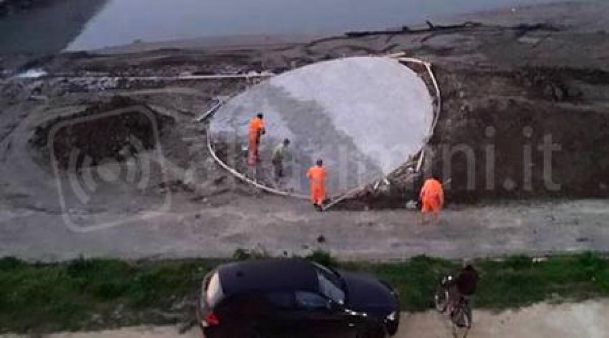 La statua di Federico Fellini arriva vicino il ponte di via Coletti, iniziati i lavori - 