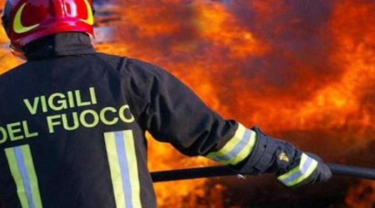 Incendio a Poggio Torriana, in fiamme una lavanderia commerciale. Ingenti danni -