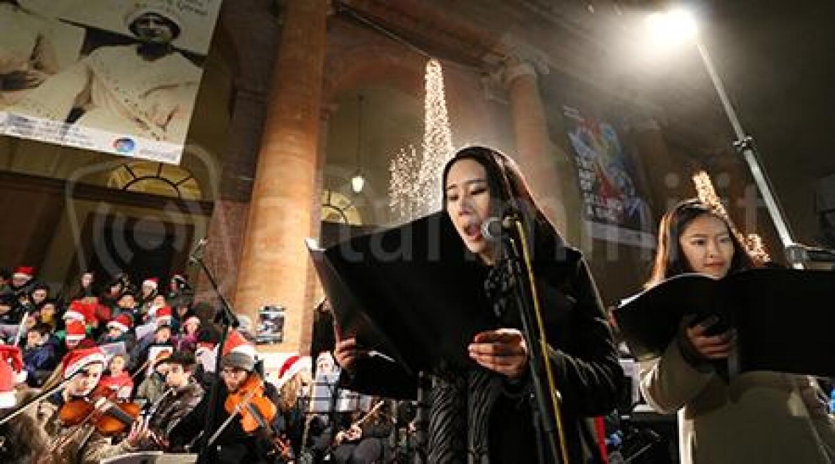 FOTO: cento giovani musicisti in piazza Cavour per festeggiare il Natale -