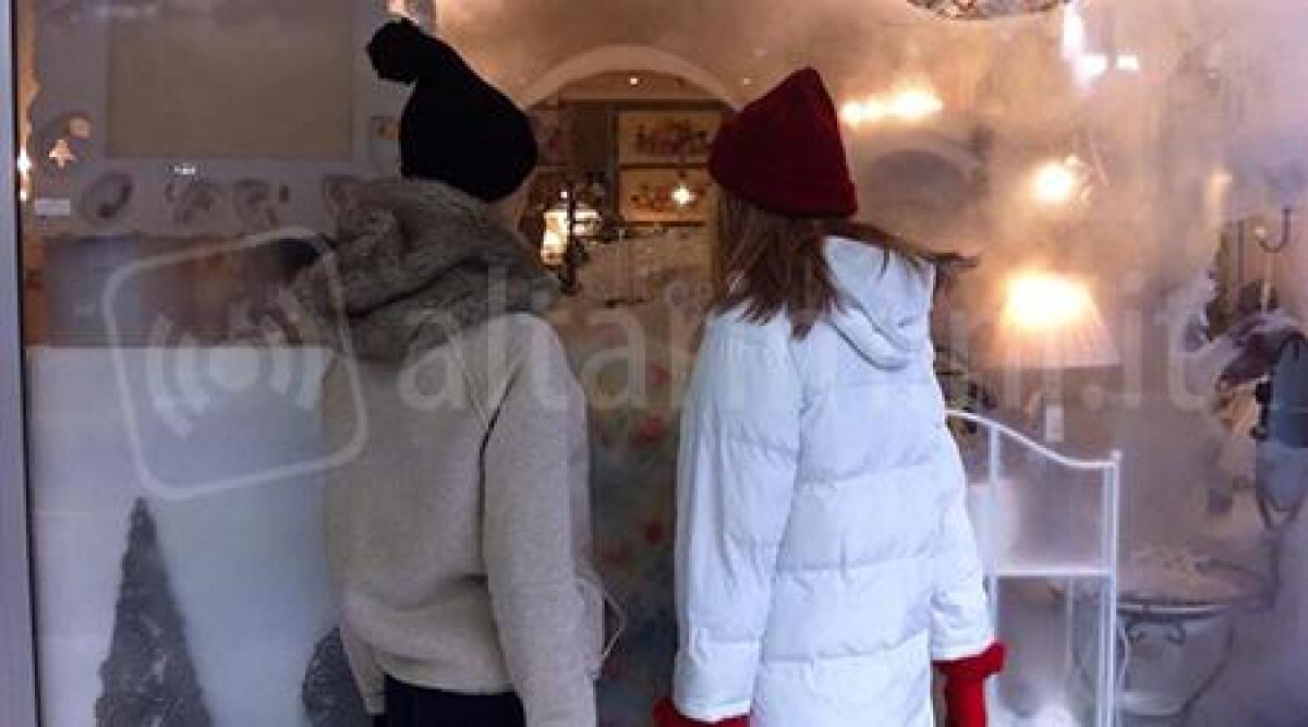 Riccione, su internet spopolano i manichini nella vetrina di viale Dante - 