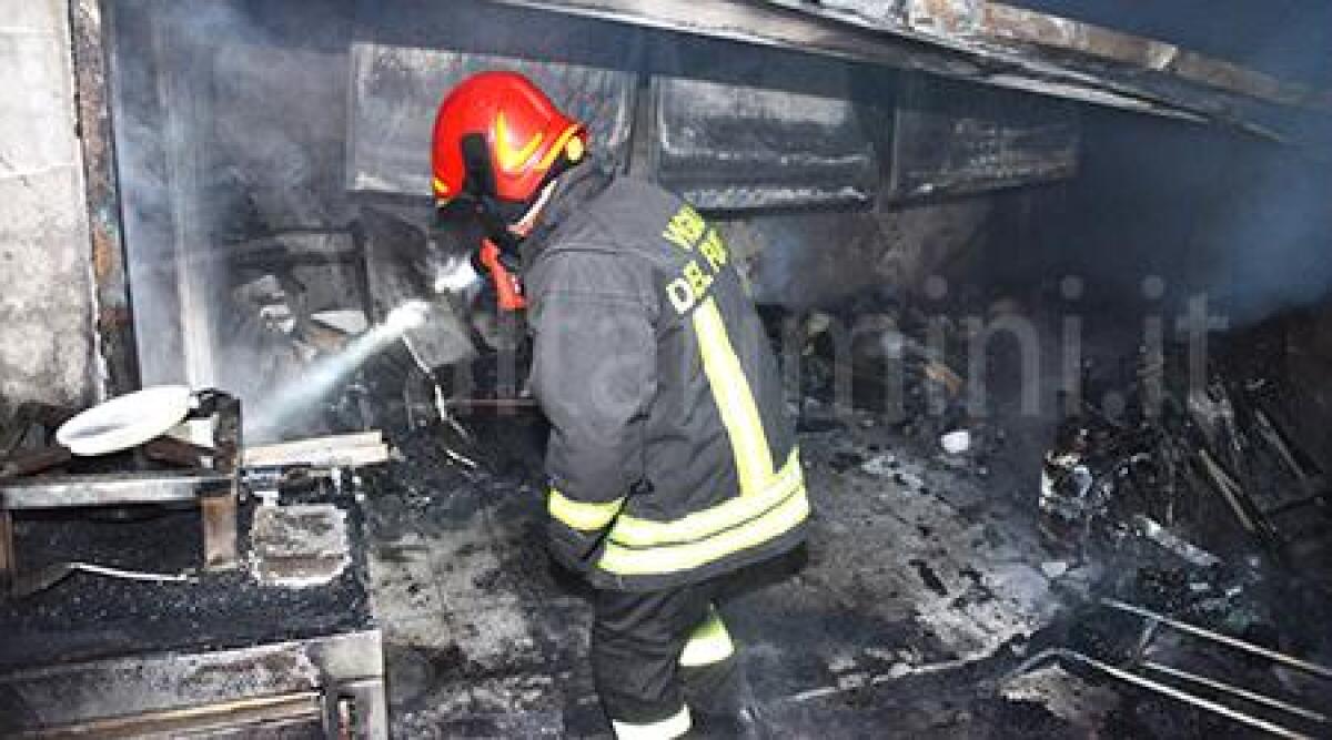 VIDEO: fuoco a Igea Marina, si salvano calandosi dalle finestre, fiamme partite dal ristorante - 