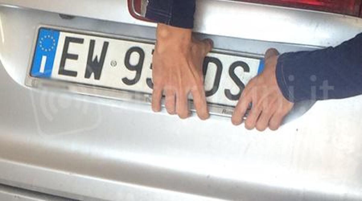 Rimini, gli rubano la targa dell'auto per compiere furti e rapine - 
