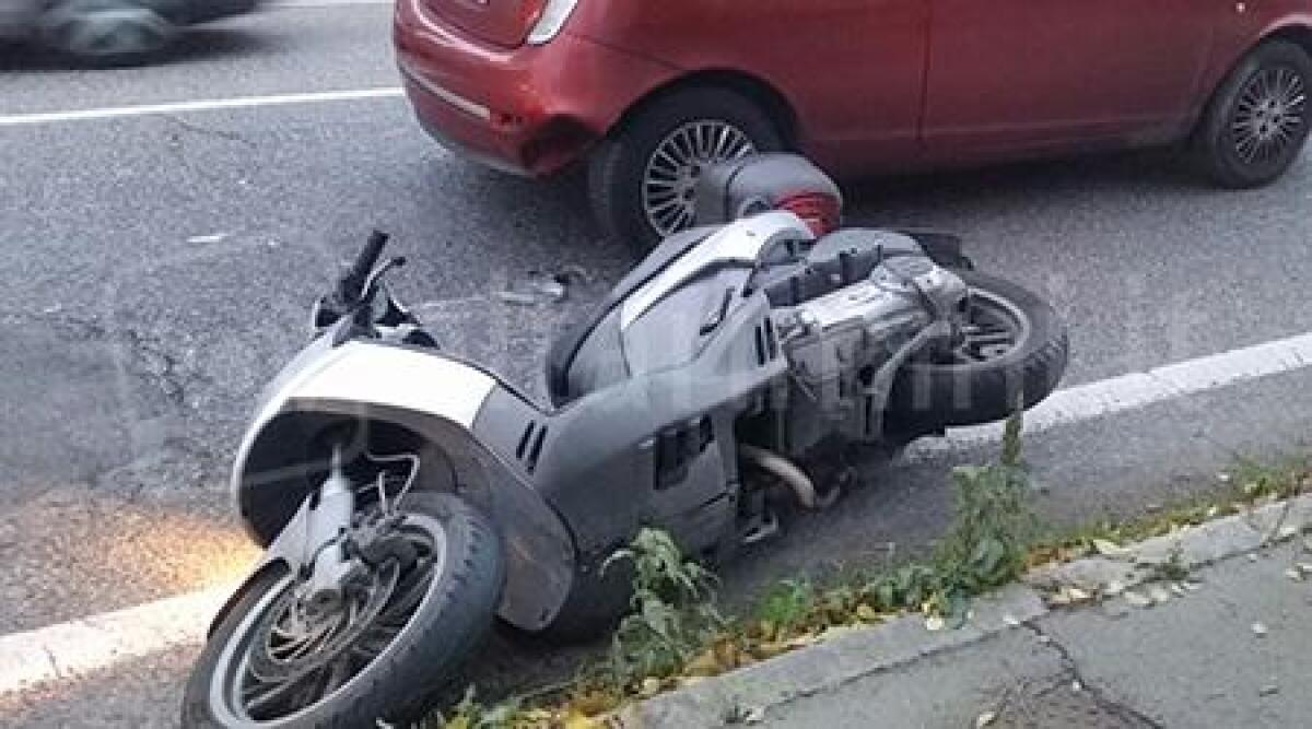 Incidente in via Flaminia a Marebello di Rimini, scooter tampona un'auto - 