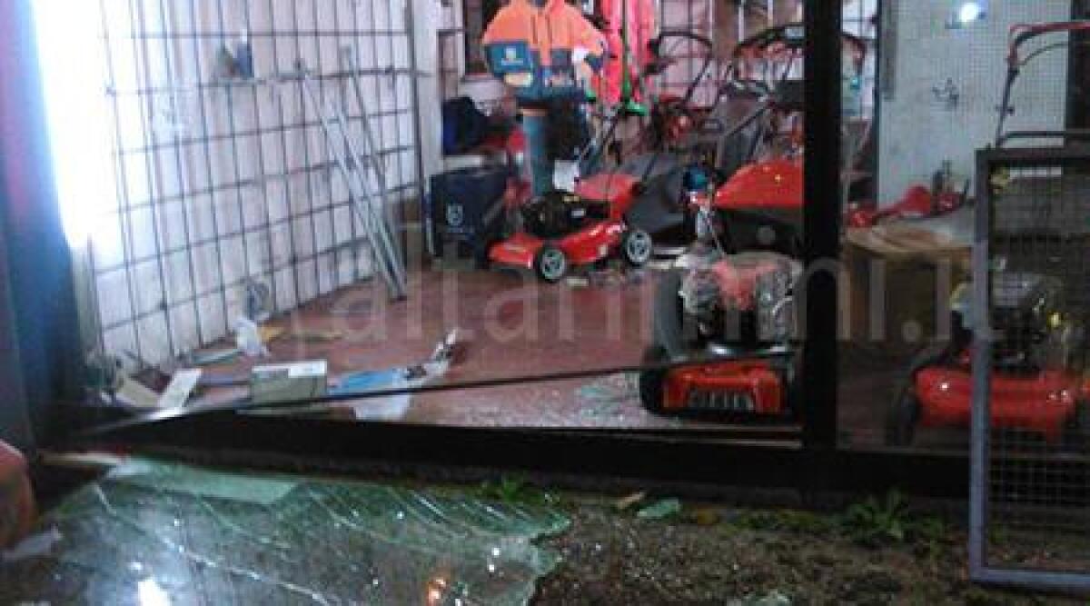 Spaccata in Alta Valmarecchia, proprietario li insegue: preso a sprangate sull&rsquo;auto - 