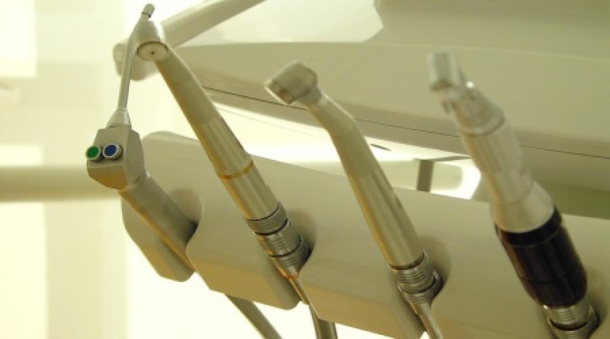 Santarcangelo: vite di ferro nella brioche servita al bar, la mangia e perde un dente -