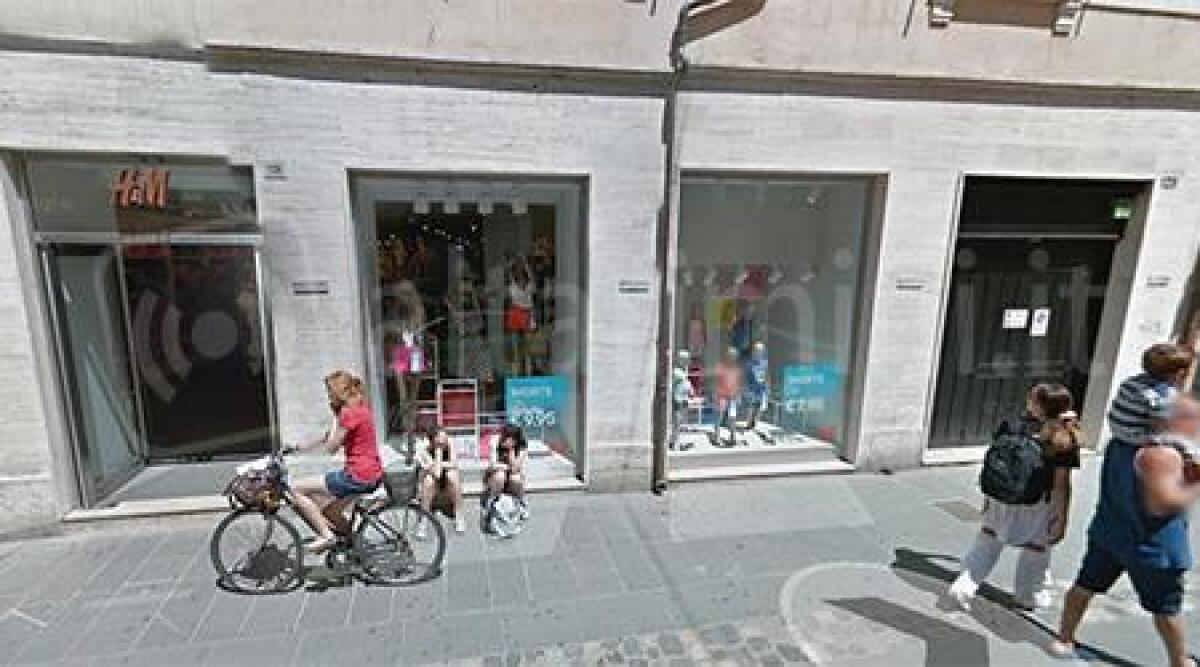 Toglieva antitaccheggio nel camerino di H&amp;M per poi rubare vestiti, condannato a sei mesi - 