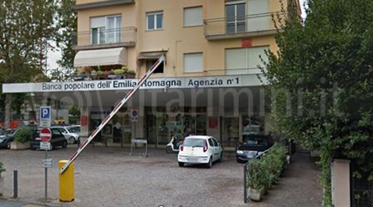 Terrore in banca a Riccione, impiegati bloccati e rinchiusi. Banditi fuggiti con il denaro - 