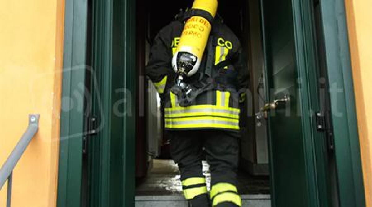 Rimini: lascia coperta termica accesa sul divano, torna e trova fumo nero e fiamme - 